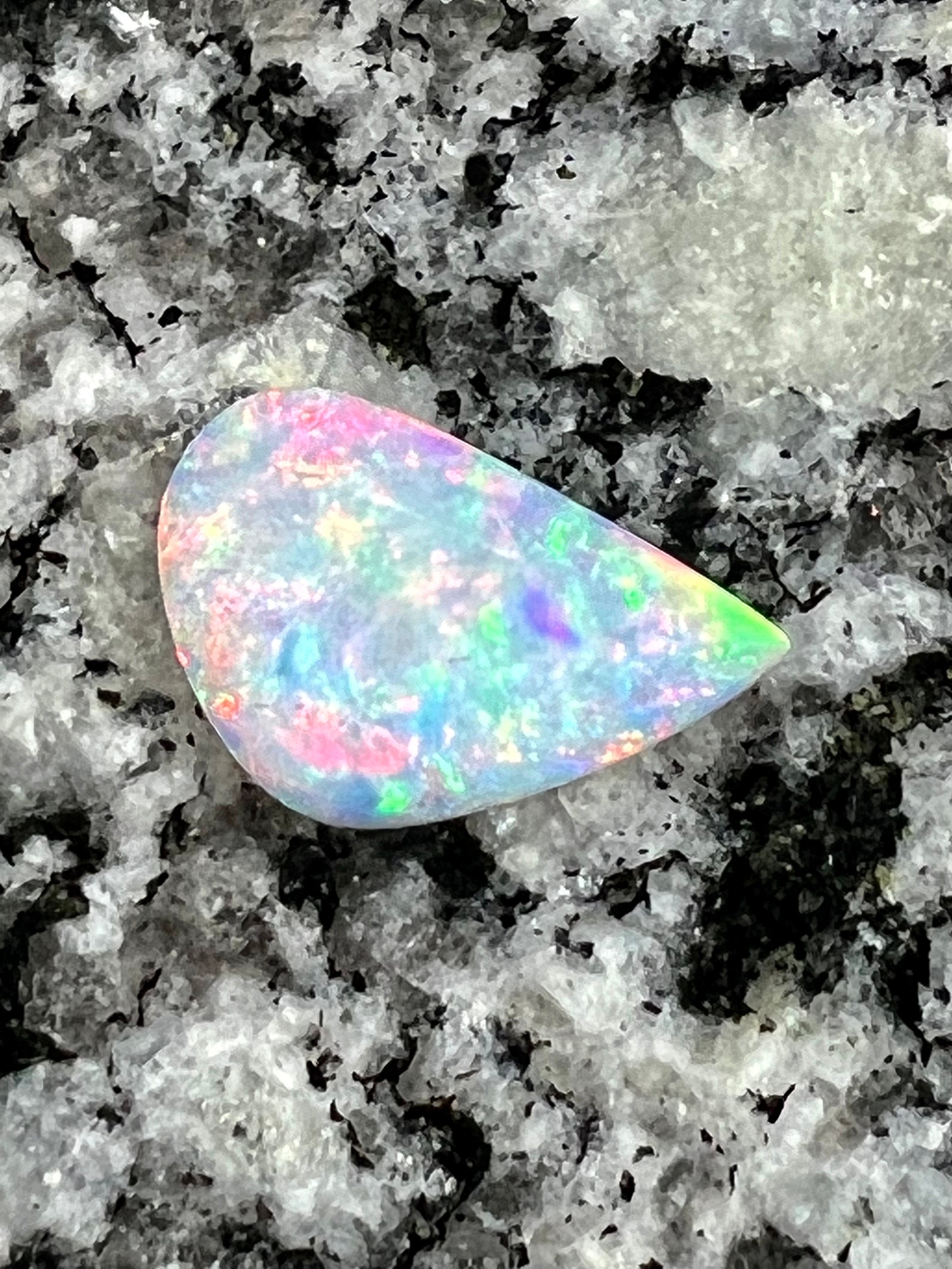 2,99 ct extreem bright double sided rainbow color opal