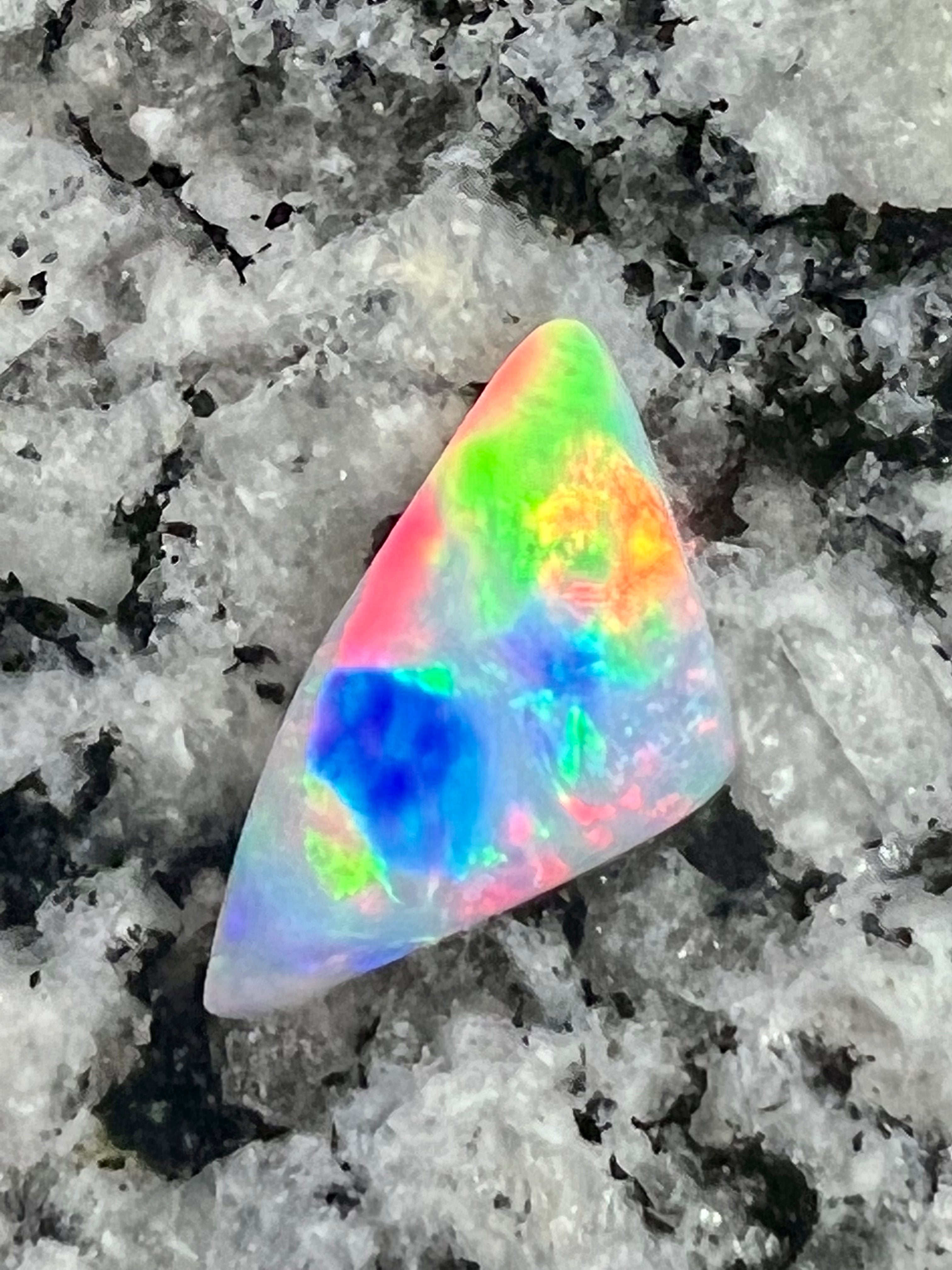 1,96 ct extreem bright rainbow colours opal