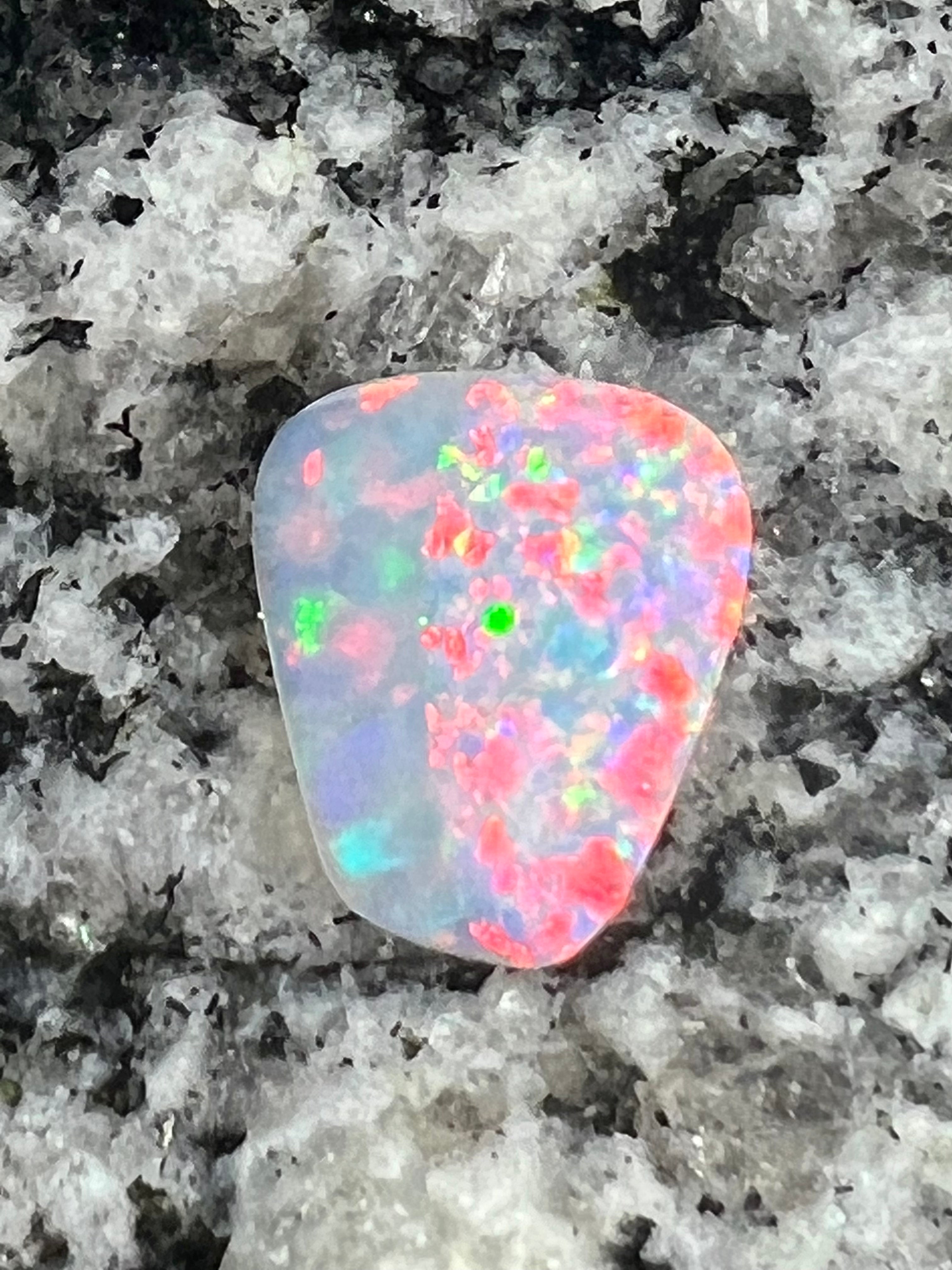 3,83 ct multi patern crystal freeform opal