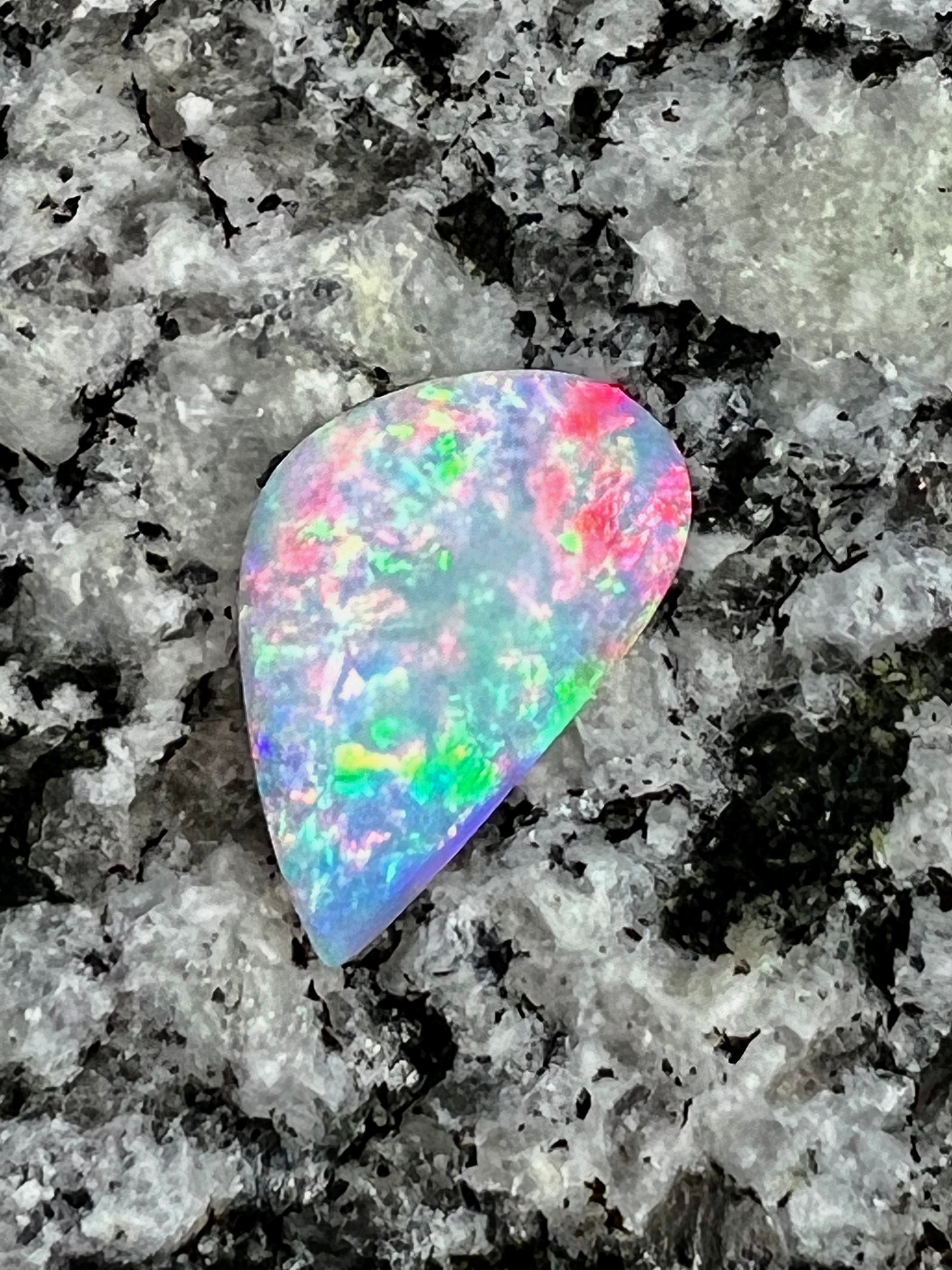 2,99 ct extreem bright double sided rainbow color opal